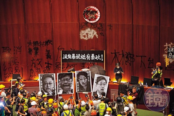 AIT認為香港反送中抗爭效應持續延燒，將有利蔡英文連任選情。圖為7月1日抗爭群眾占領立法會場景。
