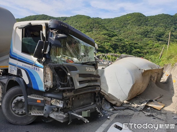 ▲▼基隆台2線水泥車擦撞車禍。（圖／記者郭世賢翻攝）