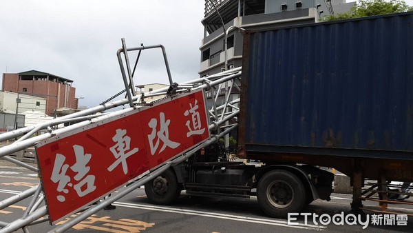 ▲▼ 中華地下道限高架撞倒            。（圖／記者洪正達翻攝）