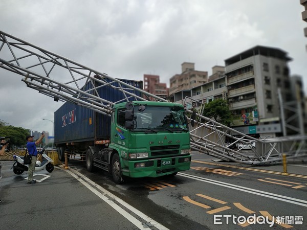 ▲▼ 中華地下道限高架撞倒            。（圖／記者洪正達翻攝）