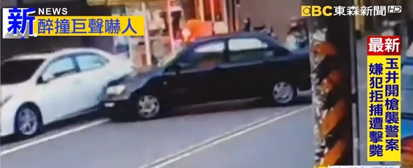 ▲監控畫面顯示男子駕駛車輛直接撞上了路旁停著的白色轎車。（圖／東森新聞）