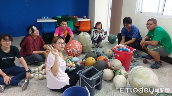 ▲台東縣環境教育中心在蘭嶼海岸凈灘，蒐集了100多公斤的浮球回台進行創作。（圖／記者王兆麟翻攝，下同）