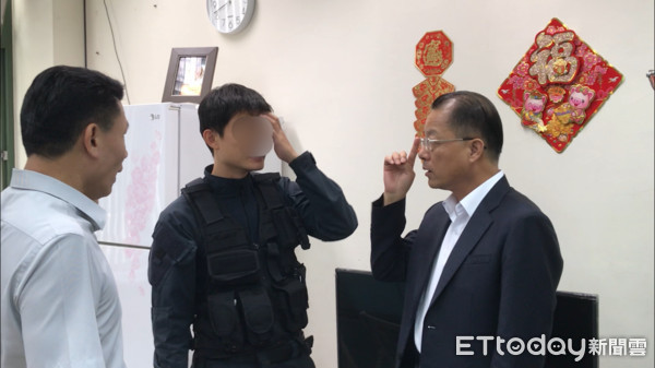 ▲▼刑事局長黃明昭等人關心受傷特勤許姓警員。（圖／記者李忠憲攝）