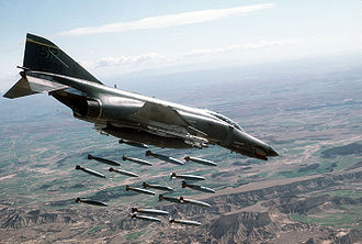希臘航空展爆嚴重意外!F-4戰機墜毀炸成火球 2飛行員生死不明