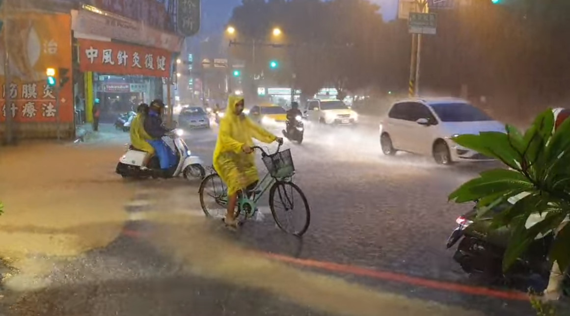 ▲▼台南雨襲多處淹水！氣象局7縣市豪雨特報。（圖／翻攝自臉書／台南株式會社）