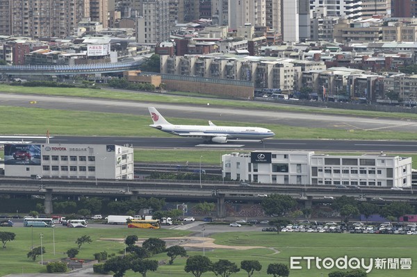 ▲▼中國國際航空班機降落松山機場。（圖／記者湯興漢攝）