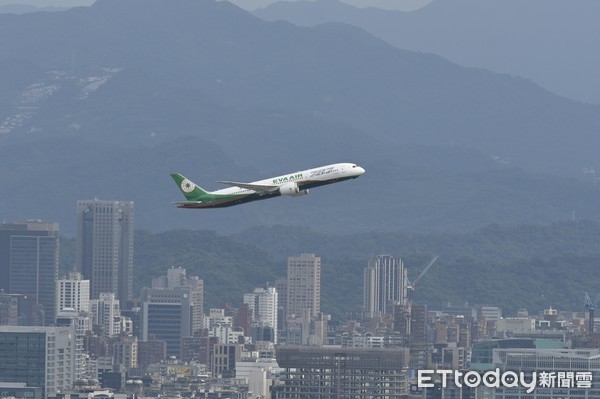 ▲▼長榮航空所引進的波音787夢幻客機由松山機場起飛。（圖／記者湯興漢攝）