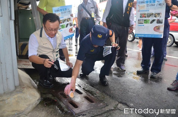 ▲將軍區長洪聰發清，偕同台南市警學甲分局長洪頂力，率領里長、里幹事、衛生所、環保局將軍區清潔隊、義警、民防、志工及巡守隊，共同巡視防疫。（圖／記者林悅翻攝，下同）