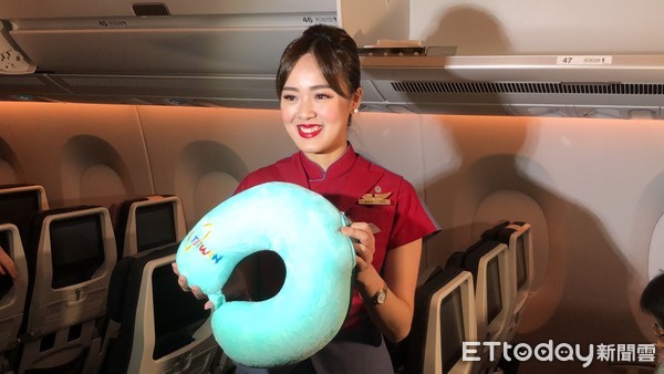 ▲▼華航空姐示範如何使用把台灣造型抱枕變頸枕。（圖／記者陶本和攝）