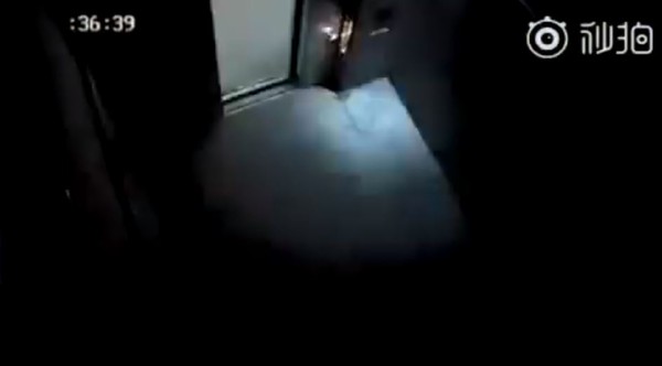 ▲▼屁孩搭電梯對門口小便！她一踏入「鬼片綠光」瞬間上演…恐怖火花秒狂噴。（圖／翻攝自微博）