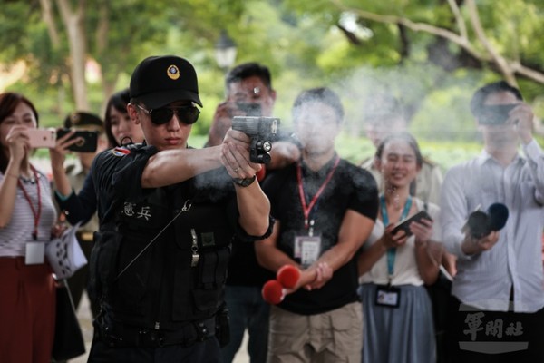 媒體參觀拋射式電擊槍展示　了解憲兵維安應變效能