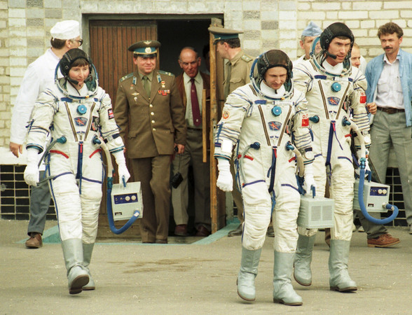▲▼1991年聯盟TM-12號（Soyuz TM-12）任務組員，由左至又分別為英國女太空人沙曼Helen Sharman，俄羅斯籍克里卡廖夫（Sergei Krikalev）和阿爾采巴爾斯基（Anatoly Artsebarski）。（圖／達志影像／美聯社）