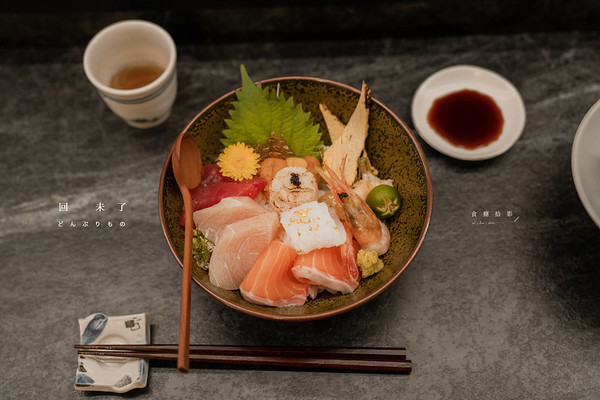 滿滿海味！台中老宅海鮮丼飯　海膽鮮美、軟絲加了松露鹽