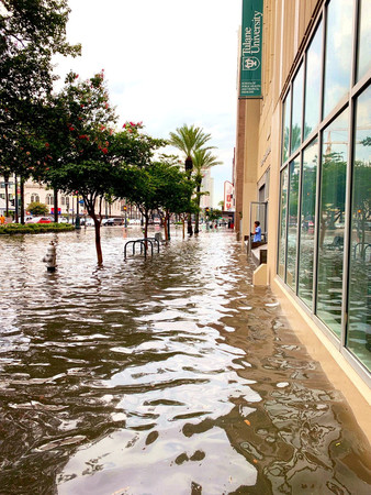 ▲▼美國路易斯安那州紐奧良市（New Orleans）遭暴雨侵襲，多處淹水。（圖／路透）