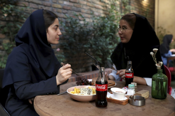 ▲伊朗生活充斥美國文化／伊朗女人。（圖／達志影像／美聯社）