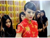 ▲正妹鋼琴家李元玲辣露馬甲線！（圖／取自李元玲臉書）