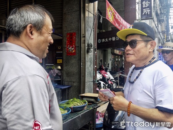 ▲ 許效舜暖暖取暖要讓基隆更好 慎思參選下一屆市長。（圖／記者郭世賢翻攝）