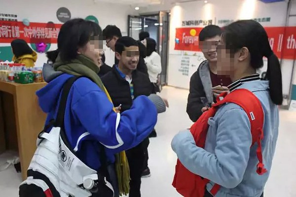 ▲▼山東大學被踢到宛如後宮的「1男3女學伴制」。（圖／翻攝自微博）