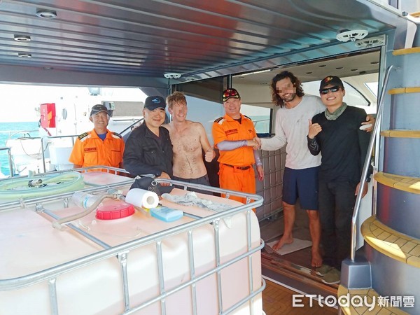 ▲海巡署高雄海巡隊東沙分隊救援香港遊艇，讓外籍船員很感動。（圖／記者陳崑福翻攝）