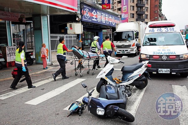 上班族經常在外奔波，一不小心釀成車禍，保險可彌補經濟損失。