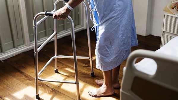 老人,病人,拐杖,（圖／取自免費圖庫pixabay）