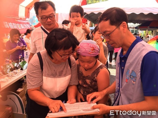 ▲台水六區處李丁來處長（左三）率新市所同仁參加左鎮芒果節，左鎮區李燿州區長（右二）表示歡迎。（圖／記者林悅翻攝，下同）