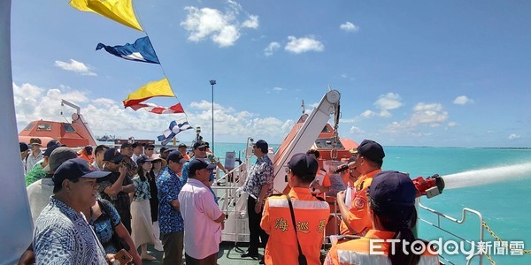 ▲海巡署艦隊分署巡護九號船13日在吉里巴斯，由立法院長蘇嘉全帶領唱兩國國歌、升國旗。             （圖／記者陳崑福翻攝）