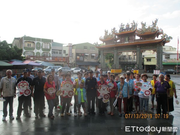 ▲台南市警四分局結合五力，會同安平區公所全面防治登革熱。（圖／記者林悅翻攝）