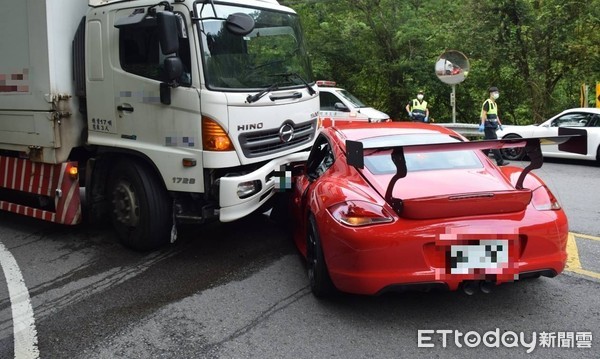 ▲▼保時捷在北宜公路過彎不慎，撞上對向大貨車             。（圖／記者陳以昇翻攝）