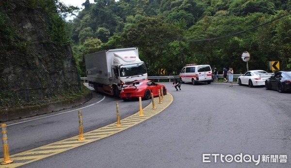 ▲▼保時捷在北宜公路過彎不慎，撞上對向大貨車             。（圖／記者陳以昇翻攝）