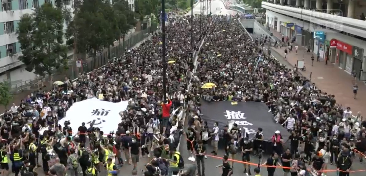 ▲香港沙田區14日舉行遊行。（圖／翻攝臉書香港電台視像新聞RTHK VIEWS）