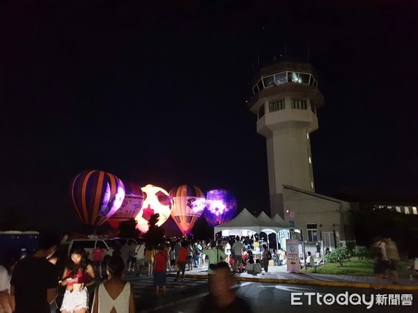 ▲▼台灣國際熱氣球第三場光雕音樂會首次跨海在綠島機場跑道舉辦，現場湧入8千名綠島鄉親及遊客。（圖／記者王兆麟翻攝，下同）