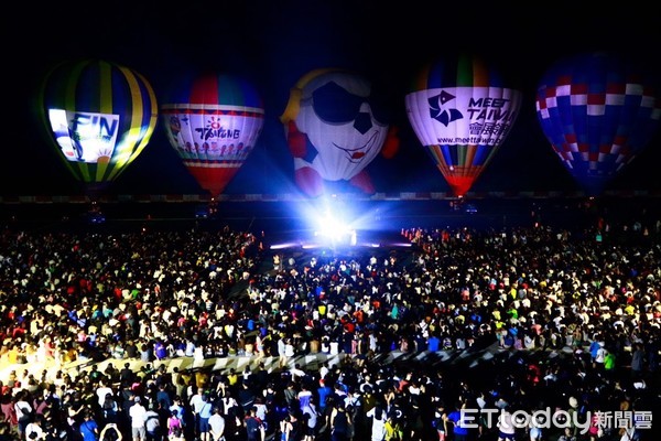 ▲▼台灣國際熱氣球第三場光雕音樂會首次跨海在綠島機場跑道舉辦，現場湧入8千名綠島鄉親及遊客。（圖／記者王兆麟翻攝，下同）