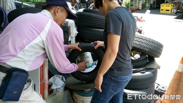 ▲台南市近日常有不定期降雨，造成社區中低窪及相關容器積水增多，許多廢輪胎及飲料杯積水成孳生源，增加病媒蚊孳生機會。（圖／記者林悅翻攝，下同）