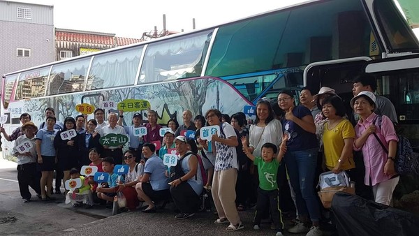 ▲▼太平山平日客運專車15日首發滿載，乘客熱鬧合影後展開太平山之旅。（圖／羅東林管處共，下同）