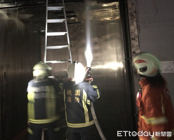 ▲警消人員深入２樓起火點灌救。（圖／消防局提供）