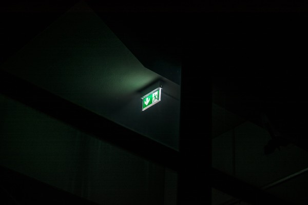 ▲緊急出口,逃生燈,可怕,陰森,靈異,黑暗。（圖／取自免費圖庫Pixabay）