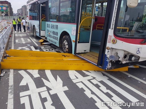 ▲▼基隆客運司機在福和橋上自撞上施工護欄，幸好無人傷亡             。（圖／記者陳以昇翻攝）