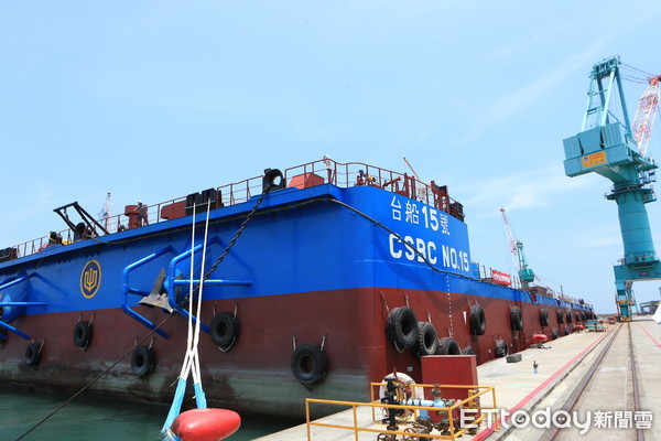 ▲台船15號今（15）日由基隆港首航，這是台灣第一艘大型風電工作船，台船表示可望落實船隊本土化。（圖／台船提供）