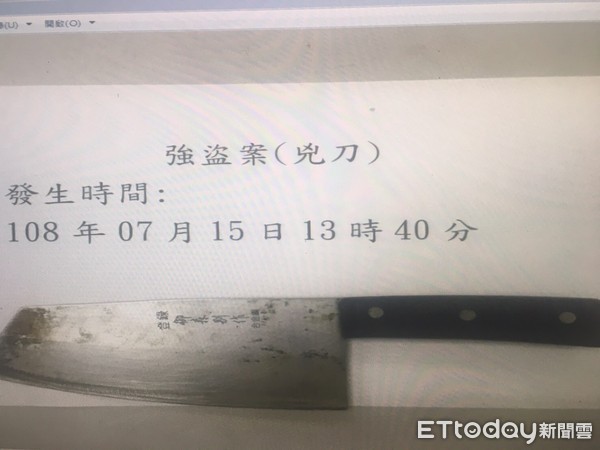 ▲▼鑑識人員在計程車上蒐證，警方查扣的剩餘現金及菜刀             。（圖／記者陳以昇攝）