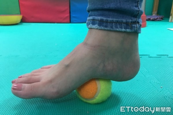 ▲若足弓緊繃痠痛，可透過踩網球並前後來回滾動，舒緩足底筋膜。