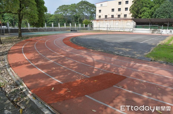 ▲延和國中運動場跑道迄今已使用逾25年，跑道剝落損壞。