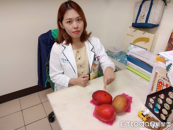 ▲台南市立安南醫院消化科蔡坤峰醫師指出，原則上芒果長黑斑還是可以吃的。（圖／記者林悅翻攝，下同）