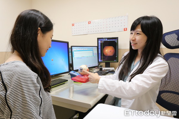 ▲▼圖片4390：亞大醫院眼科部主治醫師夏寧憶替患者檢查眼睛。（圖非當事人）亞大醫院眼科部主治醫師夏寧憶向患者解釋配戴角膜塑型片矯正視力原理。（圖非當事人）             