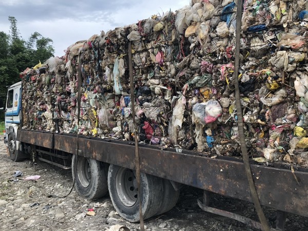 ▲宜蘭環保局稽查到載運17噸壓縮生活垃圾貨車。（圖／宜蘭環保局提供）