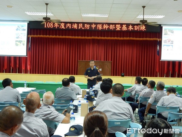 ▲因應明年總統副總統與立法委員選舉，屏東縣內埔警分局16日進行民防中隊全天候訓練             。（圖／記者陳崑福翻攝）