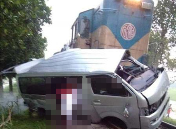 ▲▼孟加拉火車與廂型車碰撞，車上11人喪命。（圖／翻攝自推特）