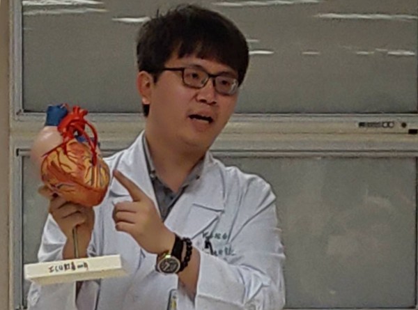 ▲▼國泰醫院心血管中心醫師陳玠宇以心臟模型指出冠狀動脈阻塞位置。（圖／國泰醫院提供）