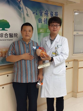 ▲▼國泰醫院心血管中心醫師陳玠宇與患者。（圖／國泰醫院提供）