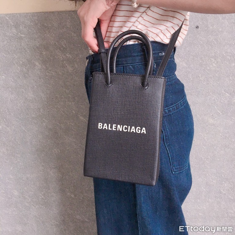 ▲▼ BALENCIAGA巴黎世家手機包。（圖／記者張妤瑄攝）